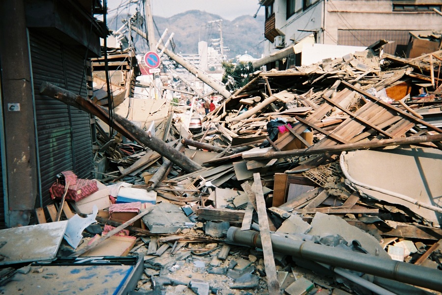 地震で倒れた家屋