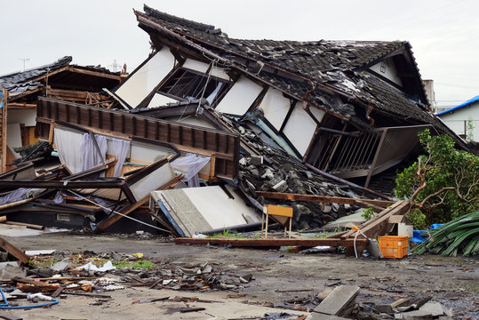 地震で倒れた家屋